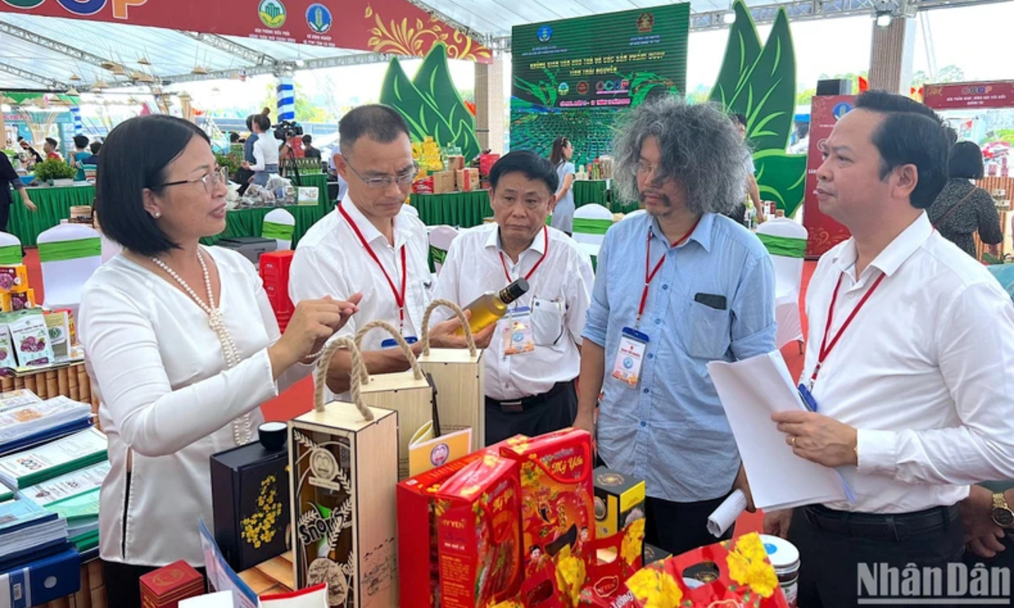 Ban giám khảo kiểm tra gian hàng trưng bày sản phẩm OCOP tiêu biểu tham gia hội thi “Sản phẩm OCOP tiêu biểu vùng đồng bằng sông Cửu Long năm 2023”.