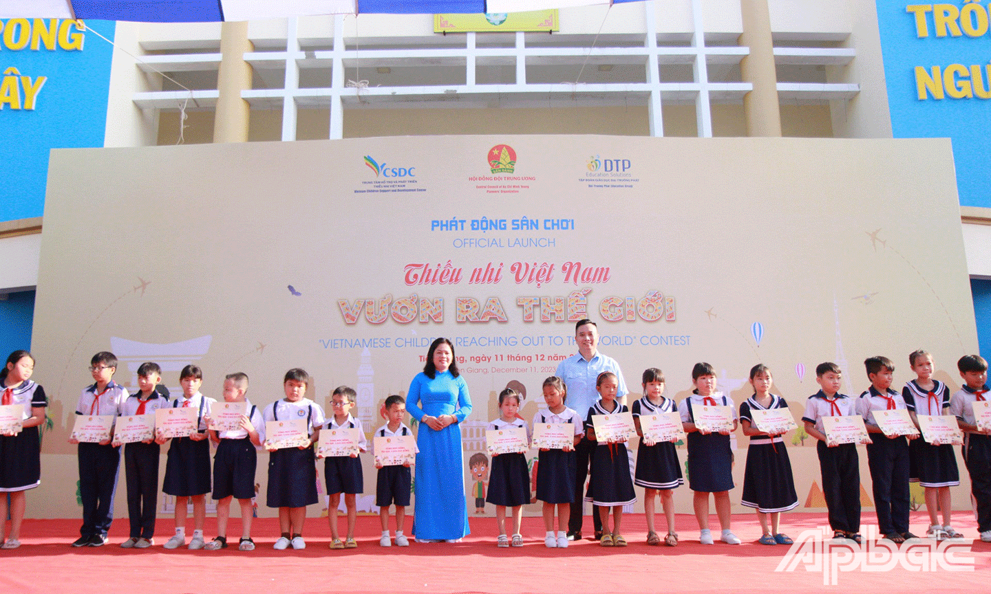 Hội đồng Đội Trung ương, Trung tâm Hỗ trợ và Phát triển Thiếu nhi Việt Nam trao tặng 20 suất học bổng, mỗi suất trị giá 01 triệu đồng dành tặng cho các em thiếu nhi có hoàn cảnh khó khăn trên địa bàn tỉnh Tiền Giang 