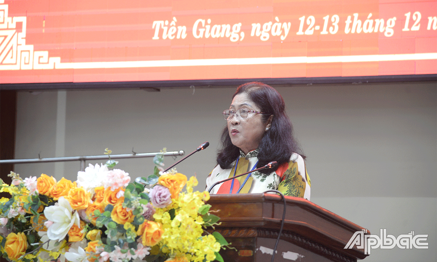 Bà Dương Thị Lệ, Chủ tịch Hội Nạn nhân chất độc da cam/dioxin tỉnh Tiền Giang, nhiệm kỳ IV báo cáo Kiểm điểm của BCH nhiệm kỳ IV.