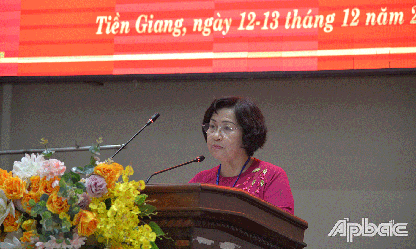 Bà Trần Thị Quý Mão, Phó Chủ tịch Hội Hội Nạn nhân chất độc da cam/dioxin tỉnh Tiền Giang, nhiệm kỳI V báo cáo tổng kết nhiệm kỳ IV.