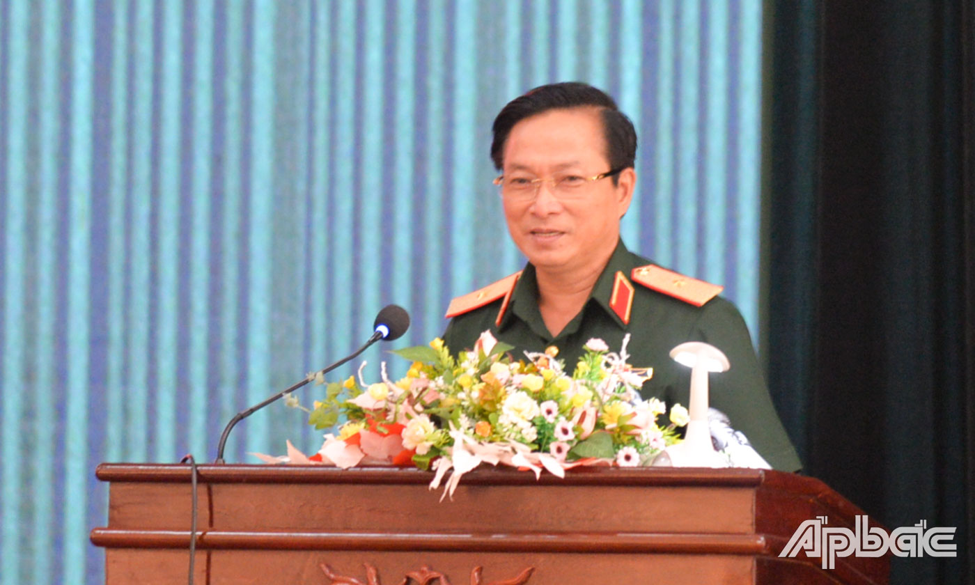 Thiếu tướng Nguyễn Minh Triều, Phó Tư lệnh Quân khu 9 phát biểu tại hội nghị.