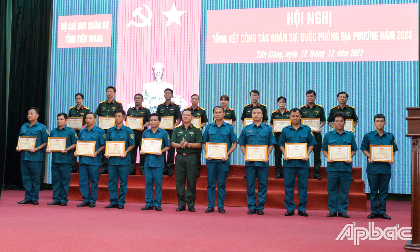 Đại tá Phạm Văn Thanh, Ủy viên Ban Thường vụ Tỉnh ủy, Chỉ huy Trưởng Bộ Chỉ huy Quân sự tỉnh Tiền Giang trao Giấy khen cho các tập thể, cá nhân có thành trong phong trào thi đua Quyết thắng 2023.