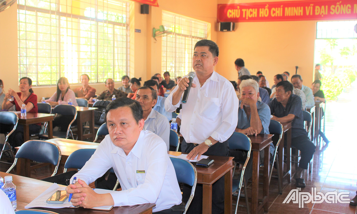 Cử tri huyện Chợ Gạo phát biểu ý kiến tại buổi tiếp xúc