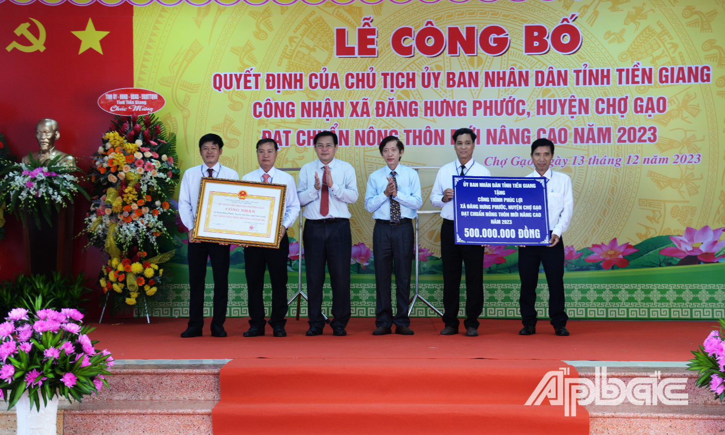 Đồng chí Đỗ Tấn Hùng (thứ 3 từ trái sang) và đồng chí Trịnh Công Minh (thứ 3 từ phải sang) trao bằng công nhận và bảng tượng trưng công trình phúc lợi trị giá 500 triệu đồng cho UBND xã Đăng Hưng Phước.