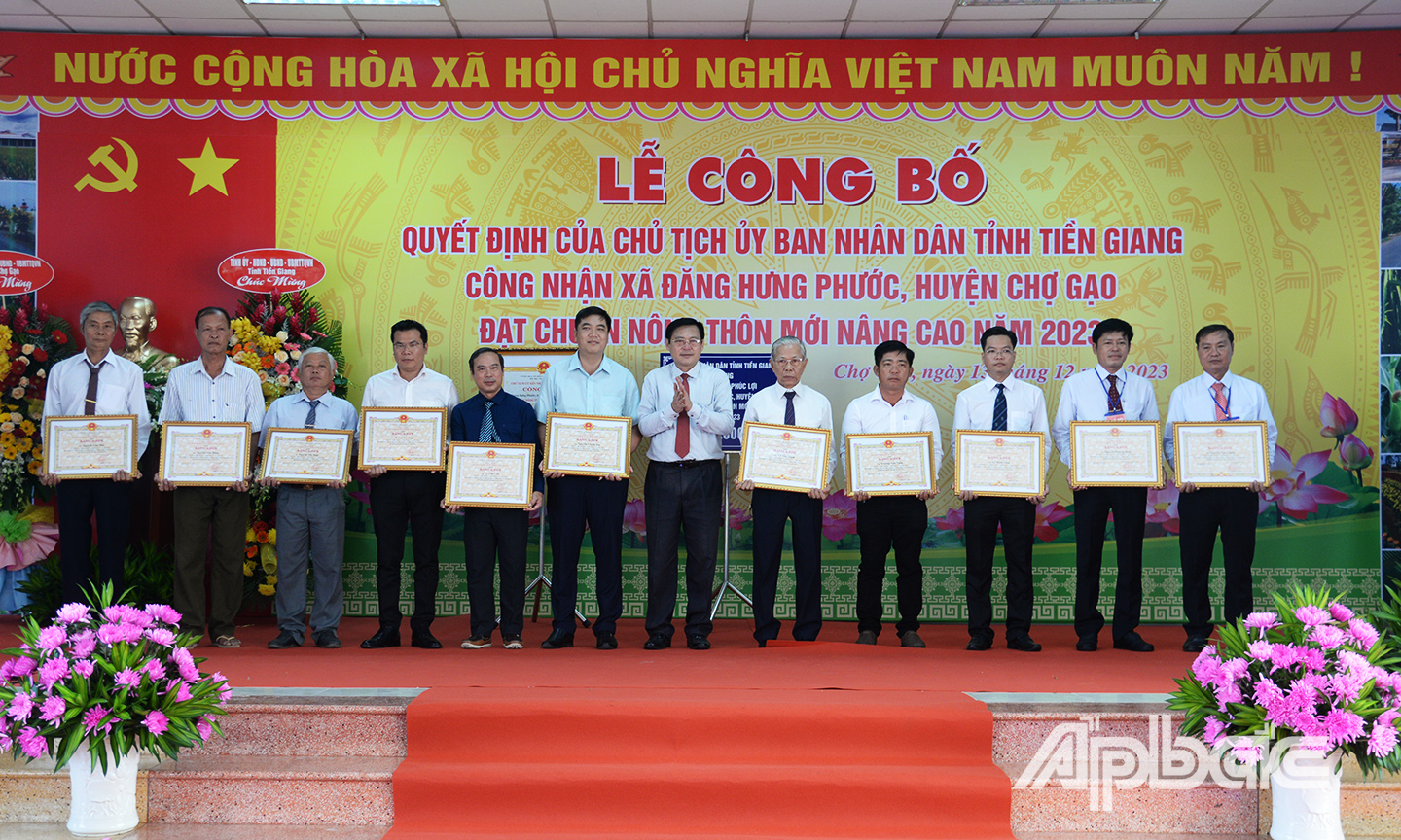 Dịp này, UBND tỉnh trao 11 bằng khen cho các cá nhân xuất sắc có thành tích trong xây dựng xã Bình Phan đạt chuẩn NTM nâng cao.