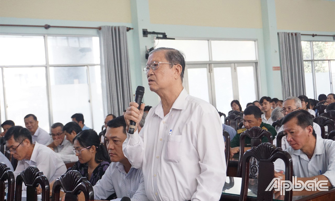 Cử tri TX. Cai Lậy phát biểu ý kiến tại buổi tiếp xúc