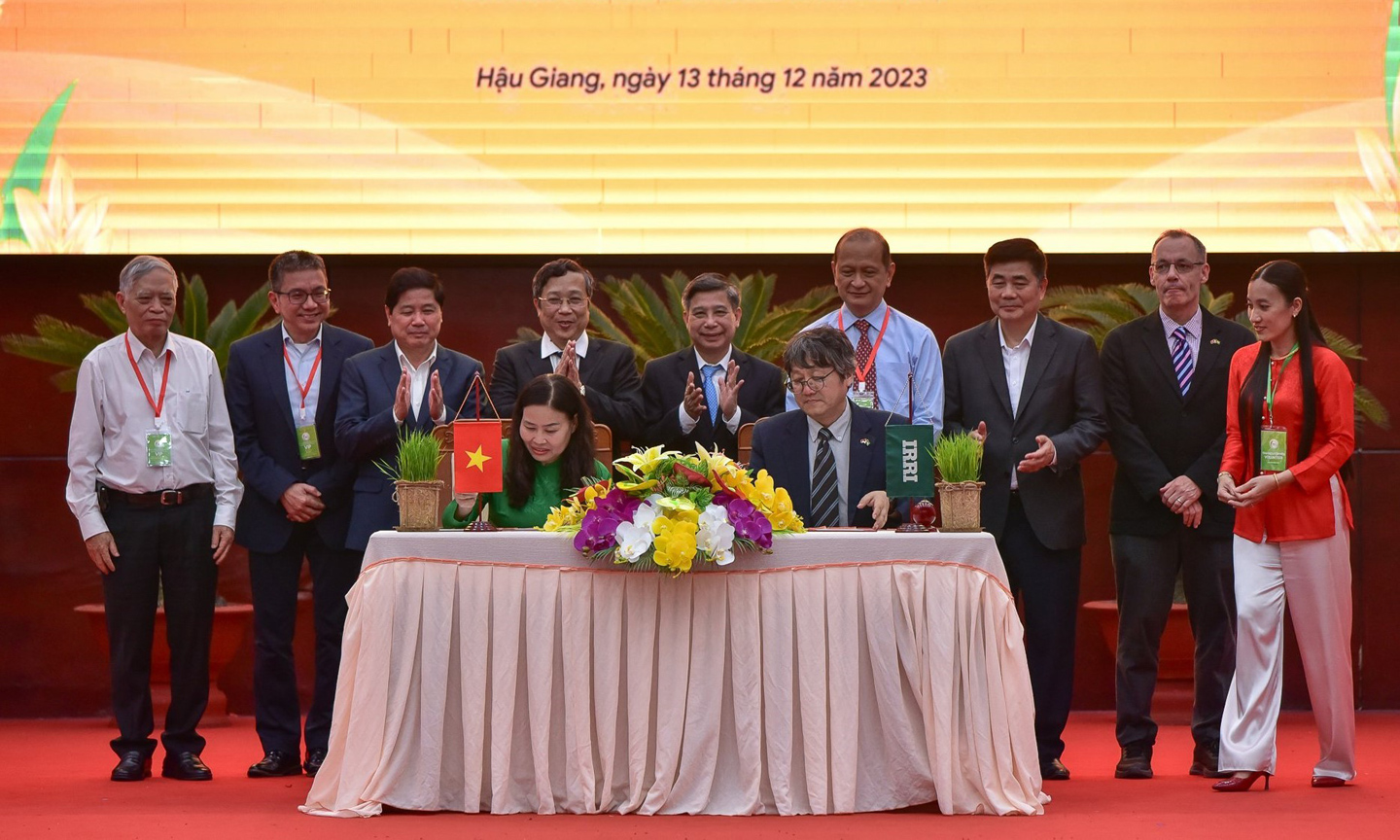 Đại diện lãnh đạo Bộ NN-PTNT ký biên bản ghi nhớ với Viện Nghiên cứu lúa gạo Quốc tế (IRRI) về thúc đẩy các công nghệ mới và đổi mới sáng tạo cho ngành hàng lúa gạo Việt Nam.