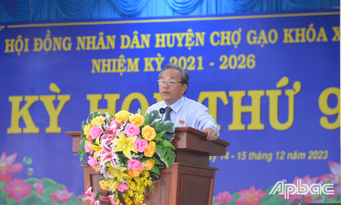 Phó Chủ tịch UBND huyện Cao Tấn Hưởng báo cáo kết quả KT-XH năm 2023.