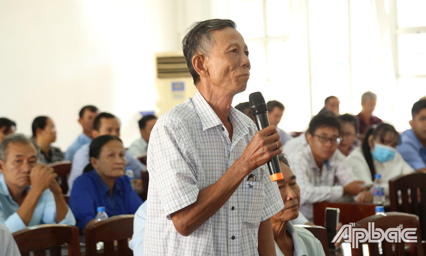 Cử tri huyện Châu Thành phát biểu ý kiến tại buổi tiếp xúc