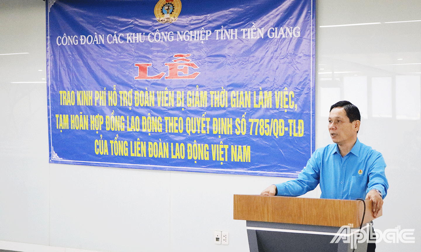 Tại buổi trao hỗ trợ cho đoàn viên, đồng chí Lê Minh Hùng Chủ tịch Liên đoàn Lao động tỉnh Tiền Giang rất chia sẻ với những khó khăn của người lao động và doanh nghiệp