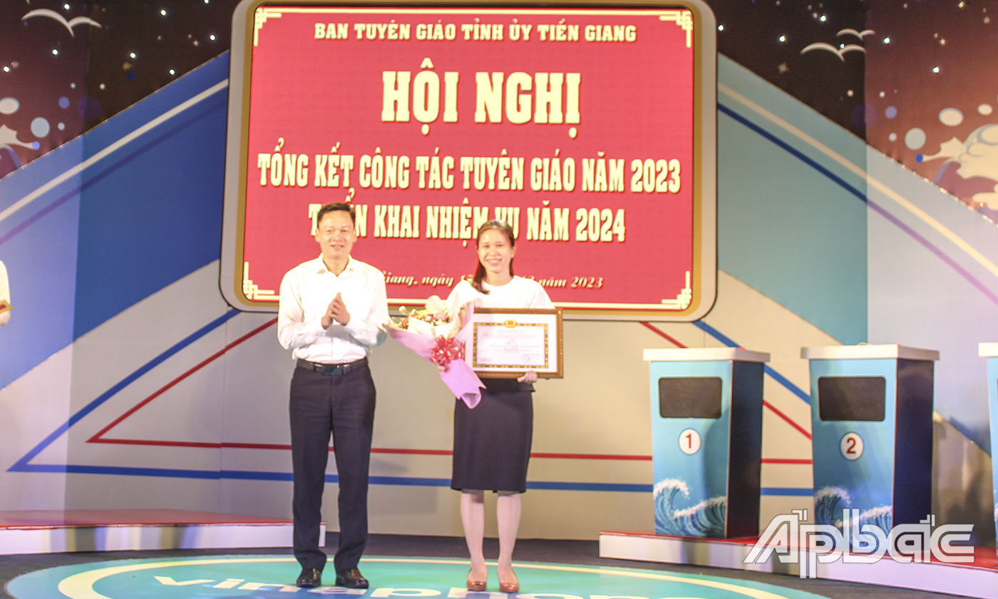 Đồng chí Nguyễn Huy Ngọc trao giải