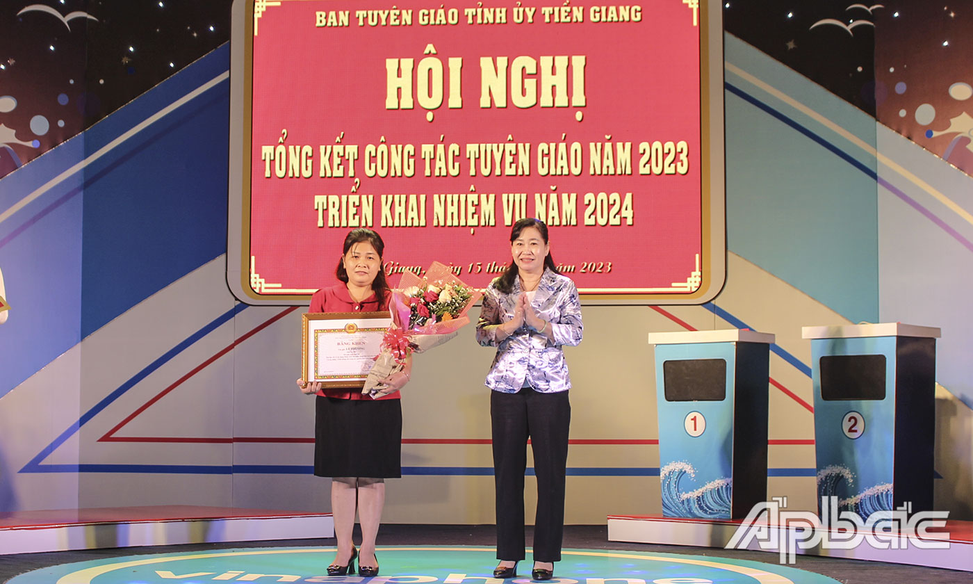 Trưởng Ban Tuyên giáo Tỉnh ủy Châu Thị Mỹ Phương trao