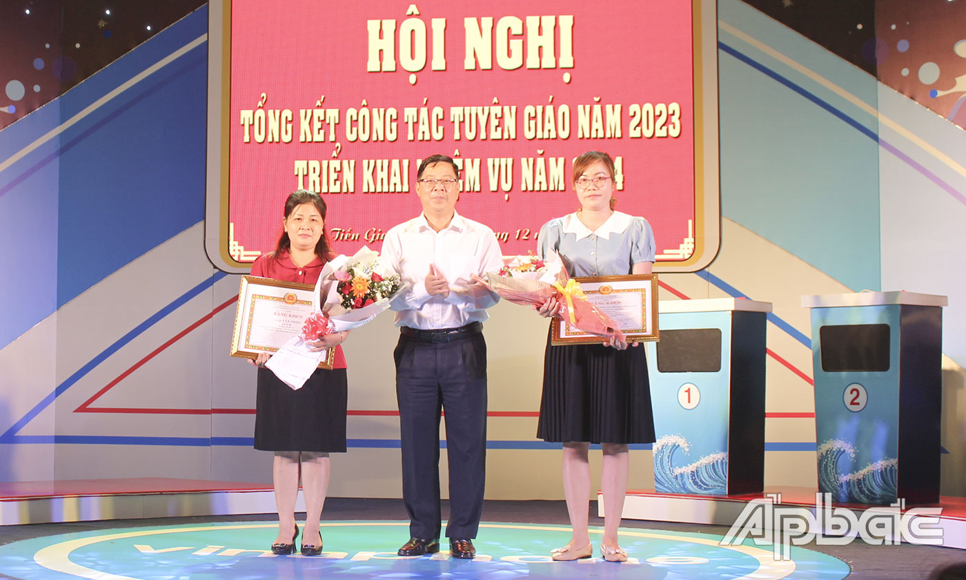 Trưởng Ban Tuyên giáo Tỉnh ủy Châu Thị Mỹ Phương trao quà cho các em học sinh trường THCS Xuân Diệu.