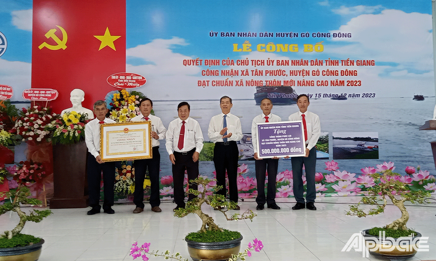 UBND tỉnh Tiền Giang trao Bằng công nhận xã đạt chuẩn NTM nâng cao và công trình phúc lợi trị giá 500 triệu đồng cho xã Tân Phước