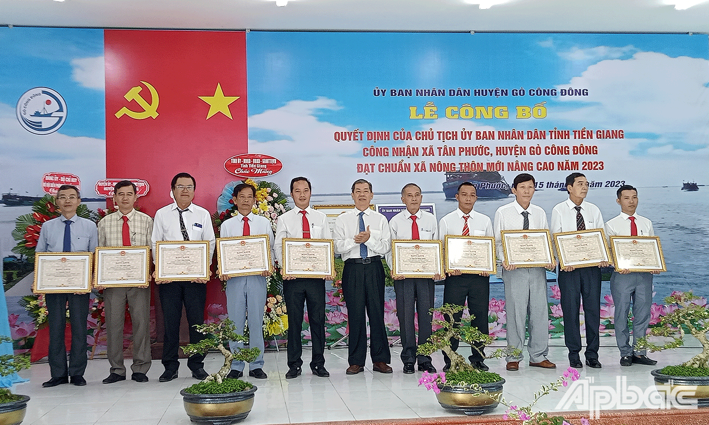 UBND tỉnh Tiền Giang tặng Bằng khen cho các tập thể, cá nhân đạt thành tích trong xây dựng xã Tân Phước đạt NTM nâng cao trong năm 2023.