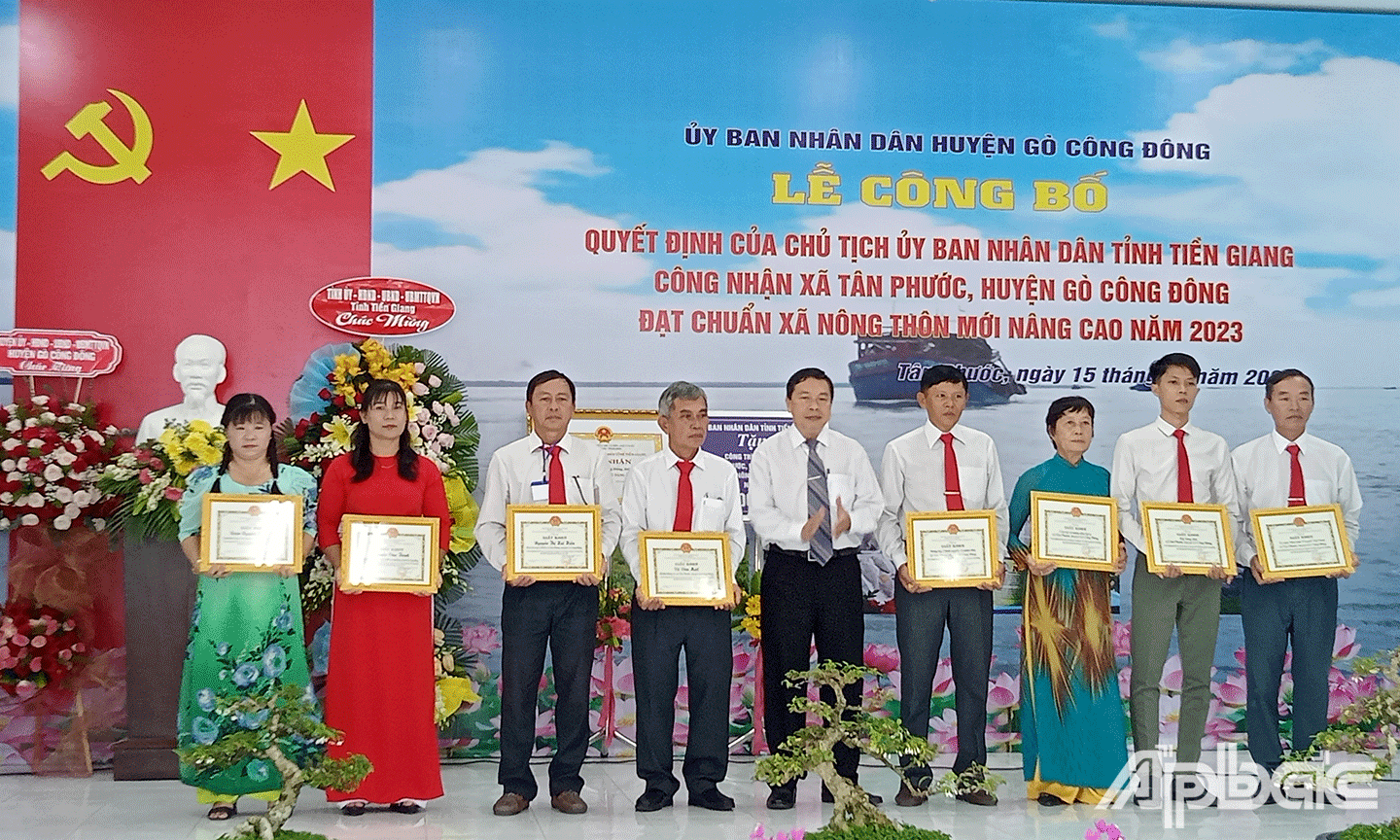 UBND huyện Gò Công Đông tặng Giấy khen cho các tập thể, cá nhân đạt thành tích trong xây dựng xã Tân Phước đạt NTM nâng cao trong năm 2023.