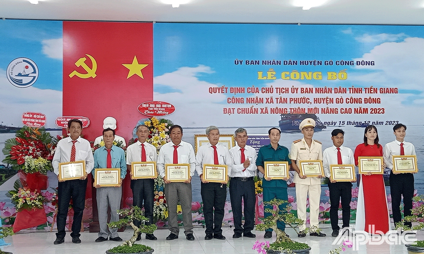 UBND xã Tân Phước tặng Giấy khen cho các tập thể, cá nhân đạt thành tích trong xây dựng xã Tân Phước đạt NTM nâng cao trong năm 2023.