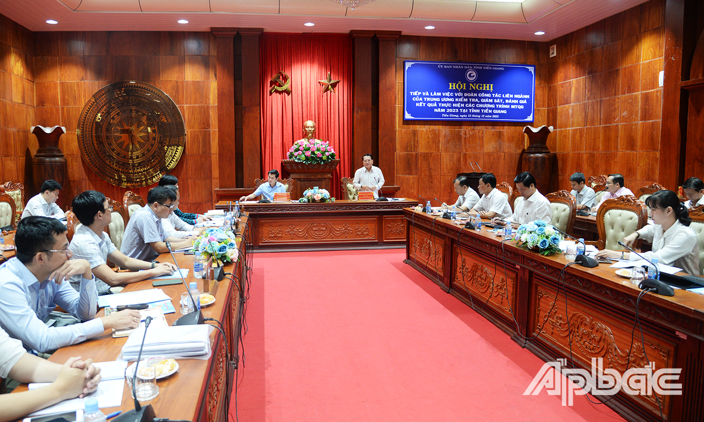 Đại biểu làm việc tại buổi làm việc.
