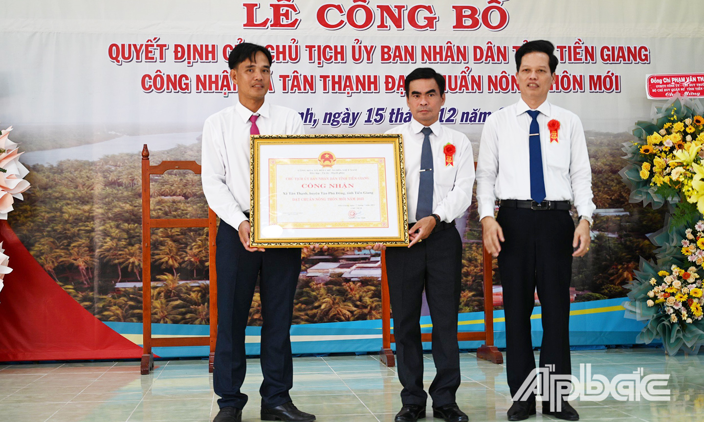 Đồng chí Nguyễn Thành Diệu trao bằng công nhận xã đạt chuẩn NTM cho xã Tân Thạnh.