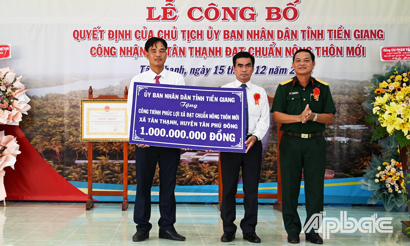 Đại tá Phạm Vă Thanh trao bảng tượng trưng tặng công trình phúc lợi 1 tỷ đồng cho UBND xã Tân Thạnh.