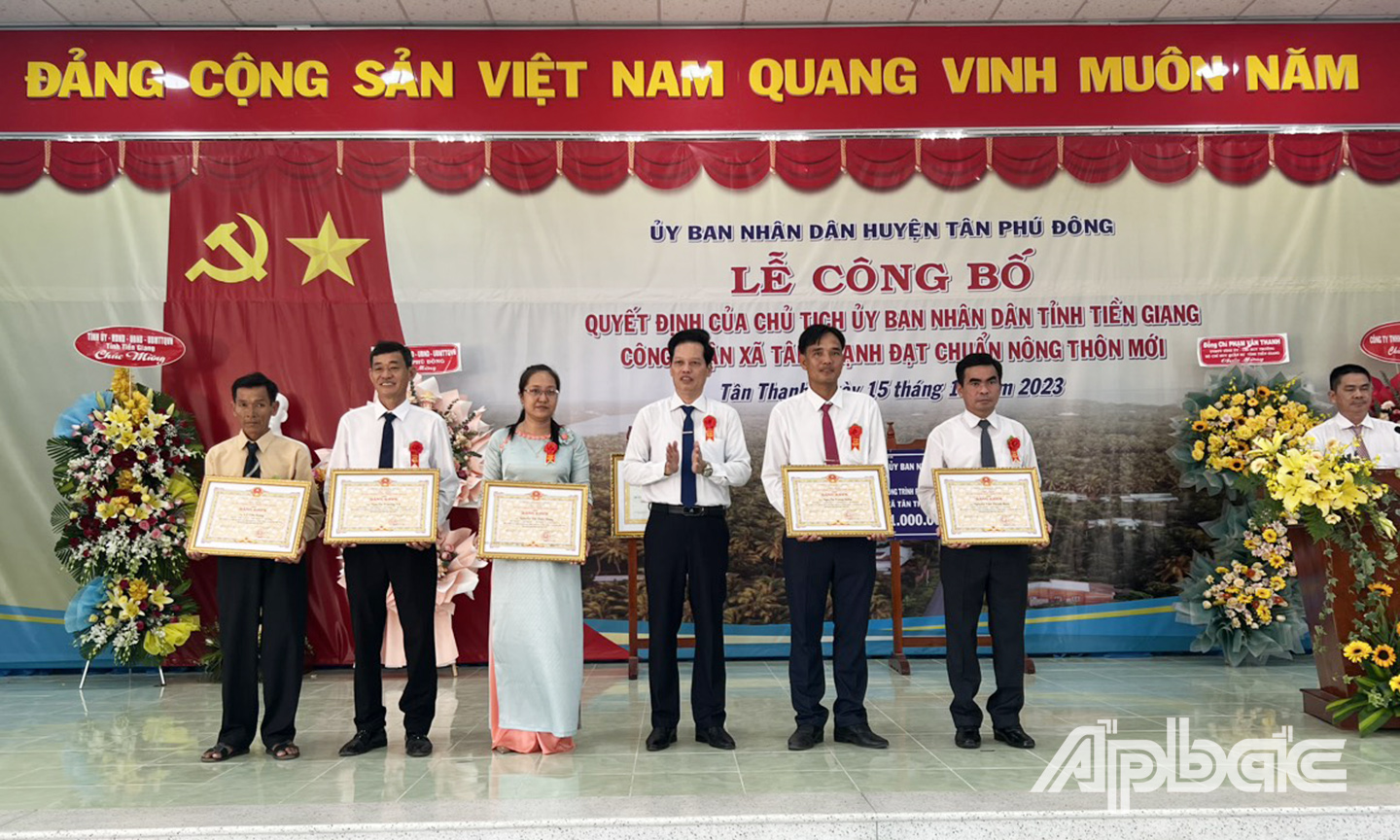 UBND tỉnh đã tặng bằng khen cho các tập thể, cá nhân có thành tích xuất sắc tham gia xây dựng xã Tân Thạnh đạt chuẩn xã nông thôn mới trong năm 2023.