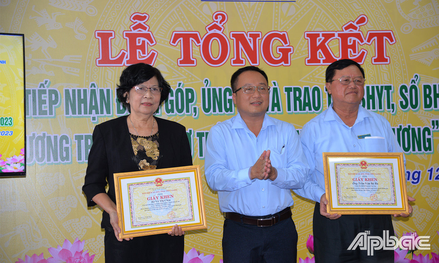 TBHXH tỉnh Tiền Giang Võ Khánh Bình trao Giấy khen cho các đơn vị đóng góp ủng hộ Chương trình “Hỗ trợ thẻ BHYT - Chia sẻ yêu thương”.