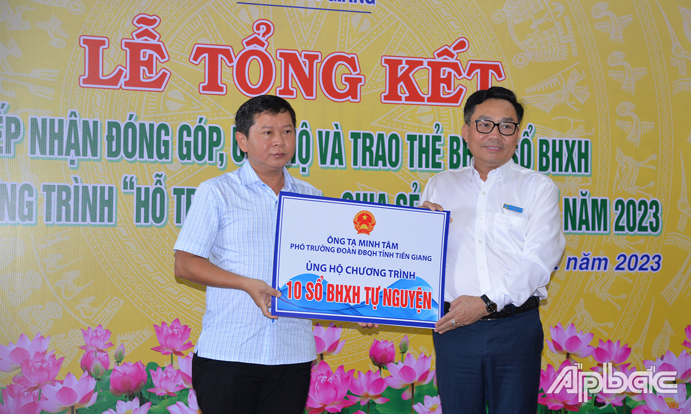 Đồng chí Tạ Minh Tâm tặng