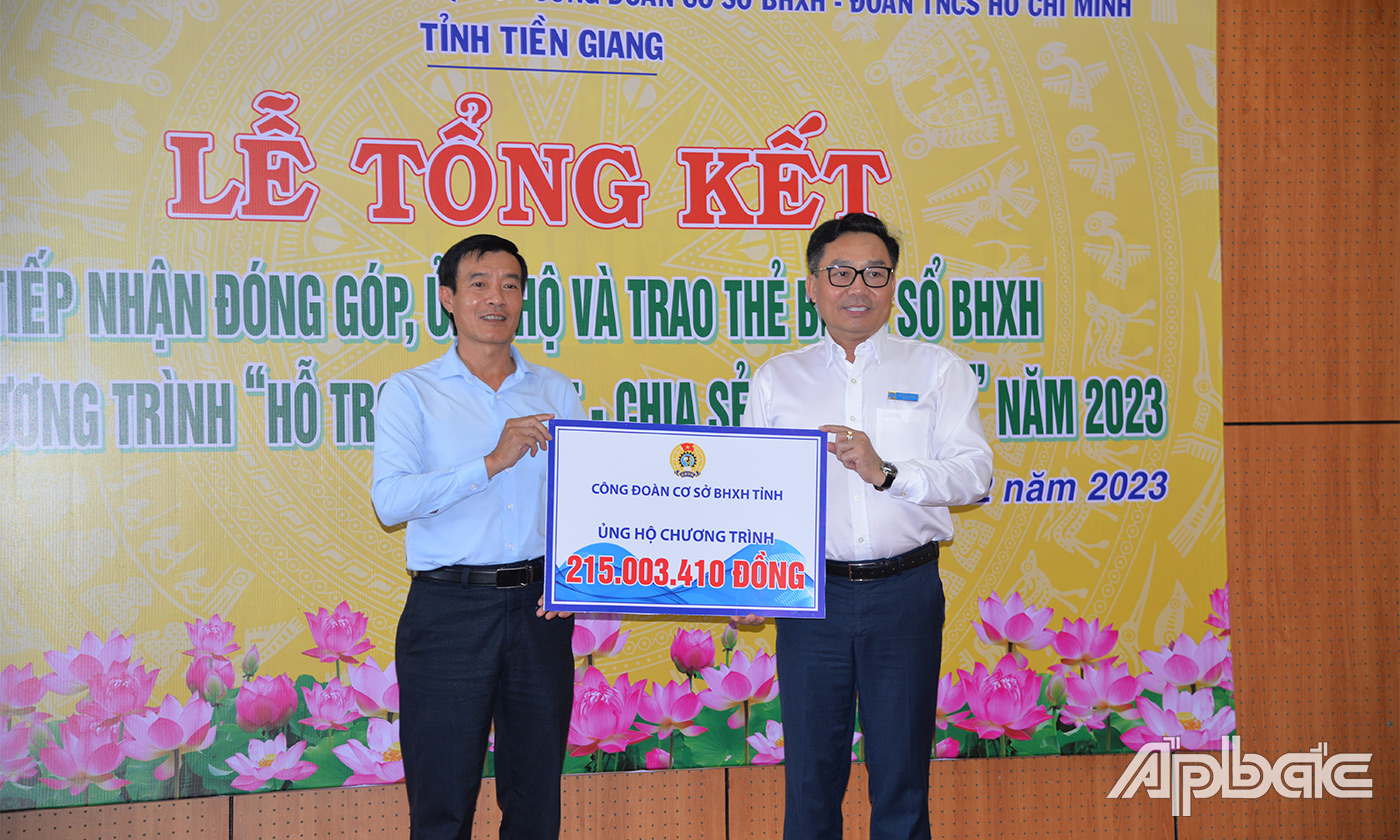 Công đoàn cơ sở, cá nhân lãnh đạo BHXH tỉnh Tiền Giang trao Bảng tượng trưng hỗ trợ Chương trình “Hỗ trợ thẻ BHYT - Chia sẻ yêu thương”.