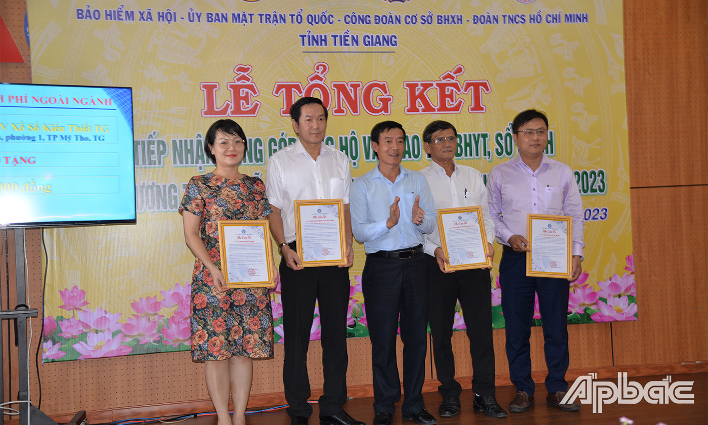 Lãnh đạo BHXH tỉnh trao thư cảm ơn đến các đơn vị. doanh nghiệp