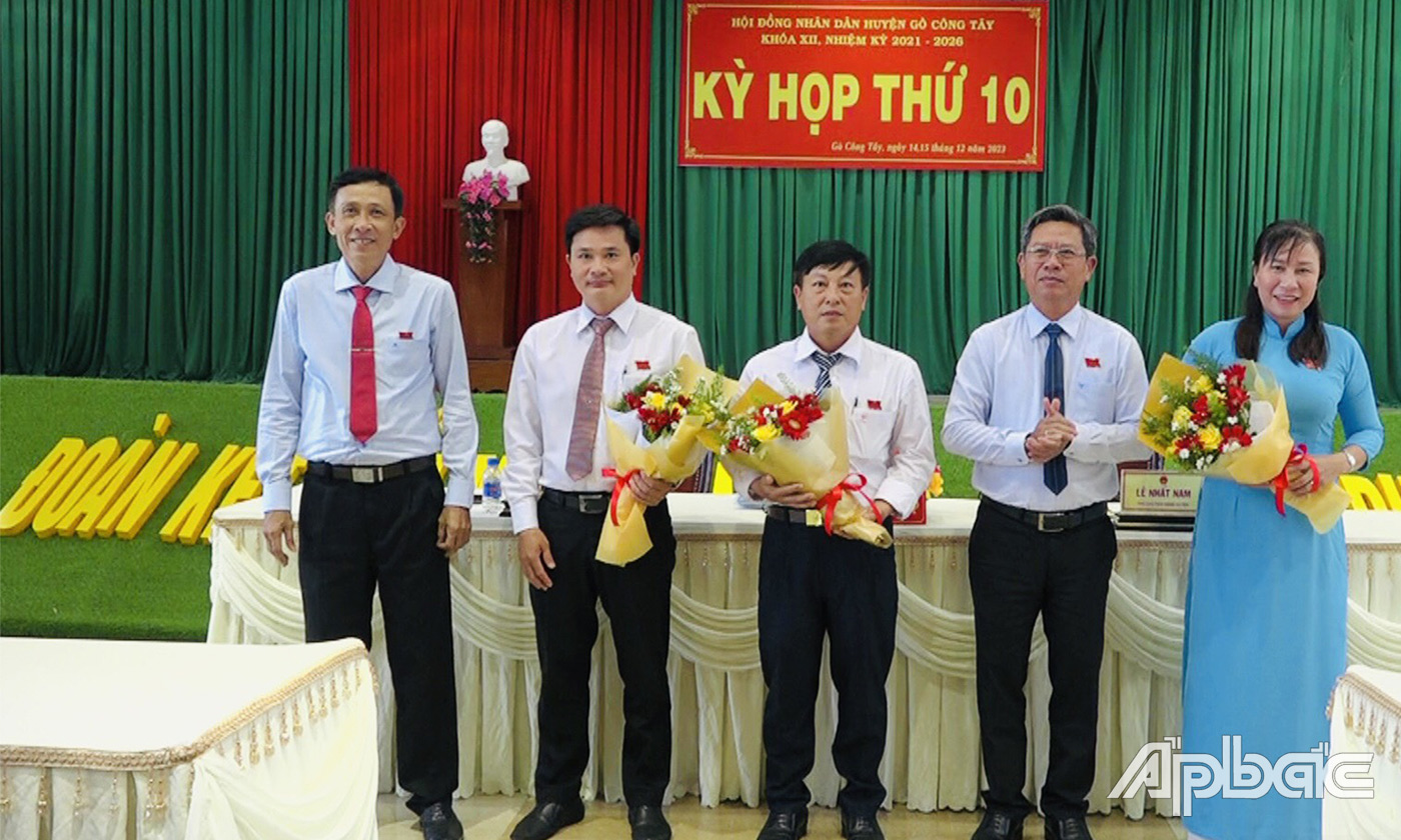 chúc mừng các đồng chí vừa được đại biểu HĐND tỉnh tín nhiệm bầu chức danh Ủy viên UBND tỉnh tại kỳ họp.