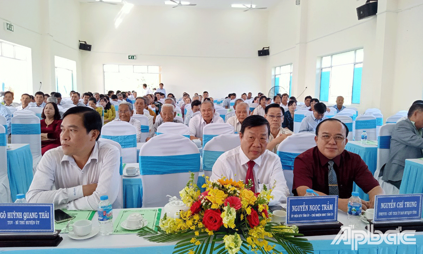 Đại biểu tham dự Lễ công bố Quyết định của Chủ tịch UBND tỉnh Tiền Giang công nhận xã Bình Ân đạt chuẩn nông thôn mới (NTM) nâng cao 