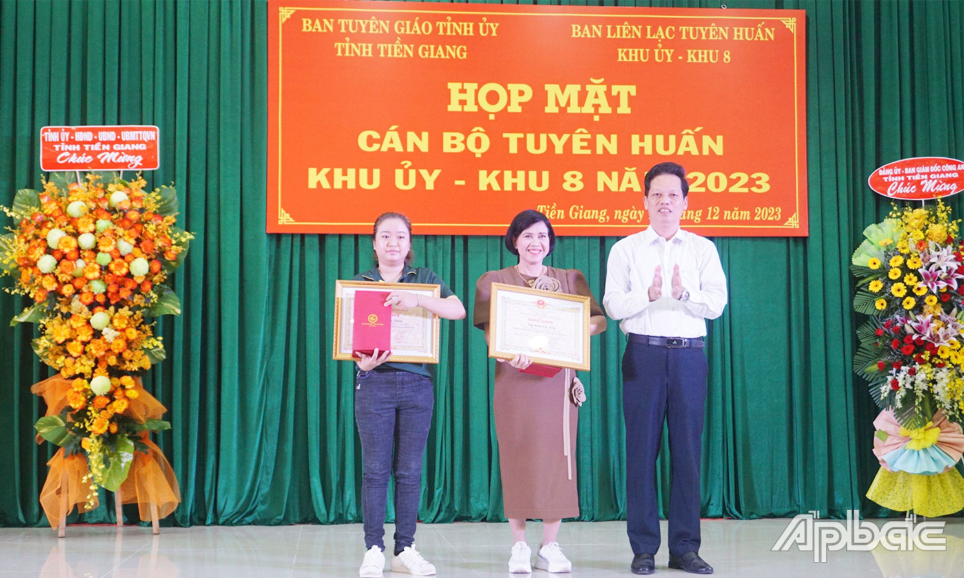 Đồng chí Nguyễn Thành Diệu, Phó Chủ tịch UBND tỉnh Tiền Giang tặng Bằng khen của Chủ tịch UBND tỉnh cho 1 tập thể  (Tập đoàn Lộc Trời) và 1 cá nhân đã đóng góp kinh phí xây dựng nhà đồng đội giai đoạn 2001 – 2023. 