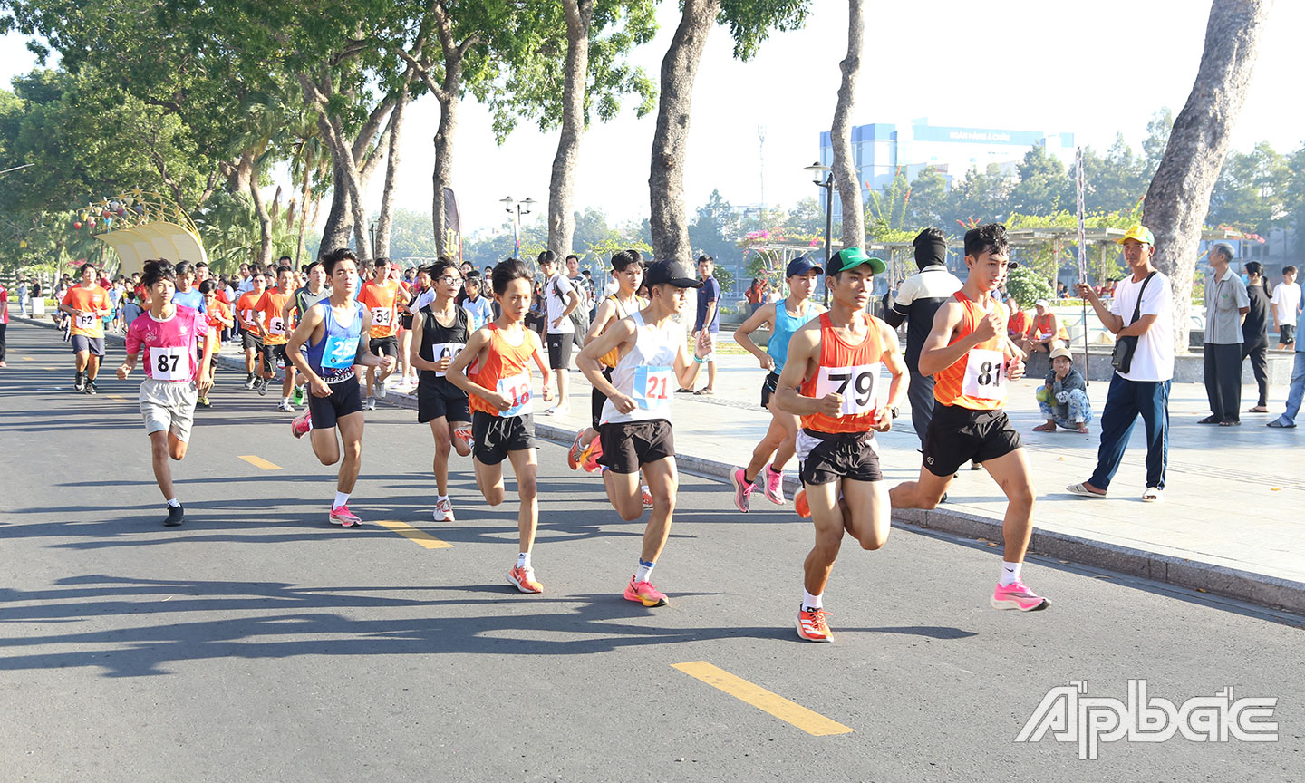 Các vận động viên xuất phát.
