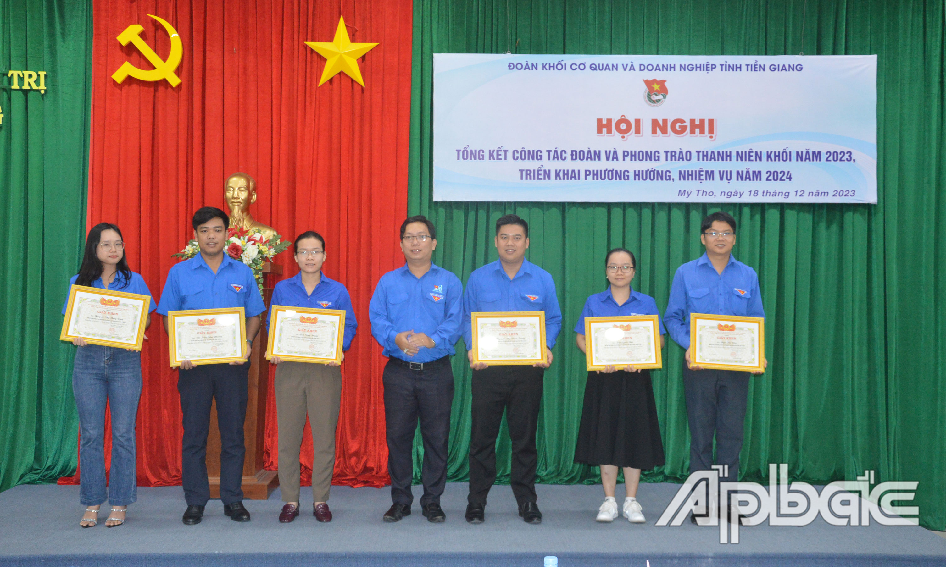 Khen thưởng các cá nhân.