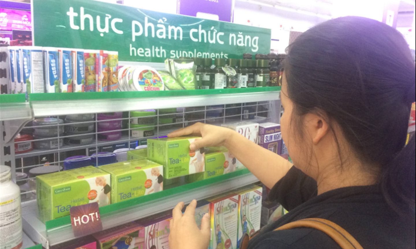 Người dân mua thực phẩm chức năng tại một cửa hàng ở quận 1, TPHCM. Ảnh: HOÀNG HÙNG