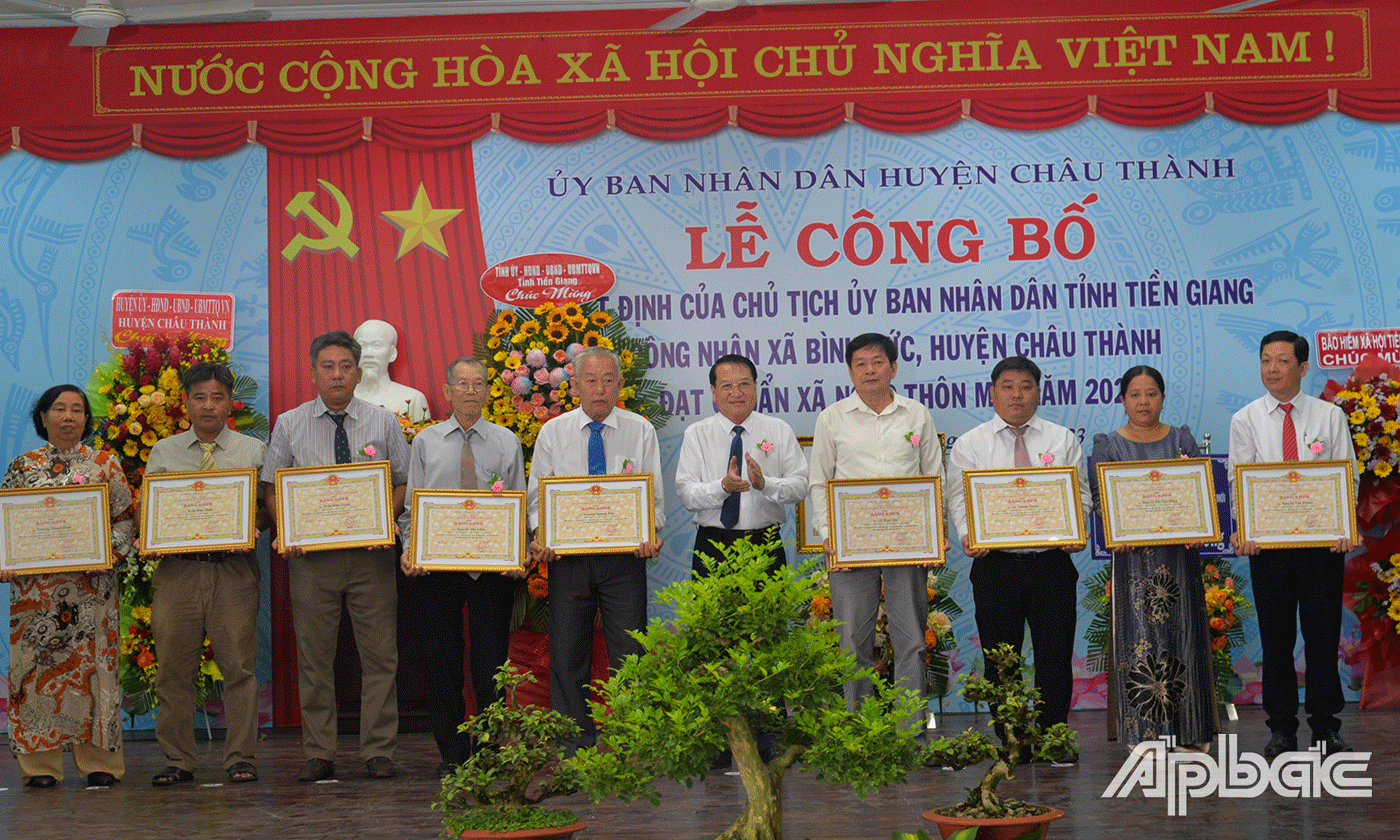 UBND tỉnh trao Bằng khen cho các tập thể, cá nhân.