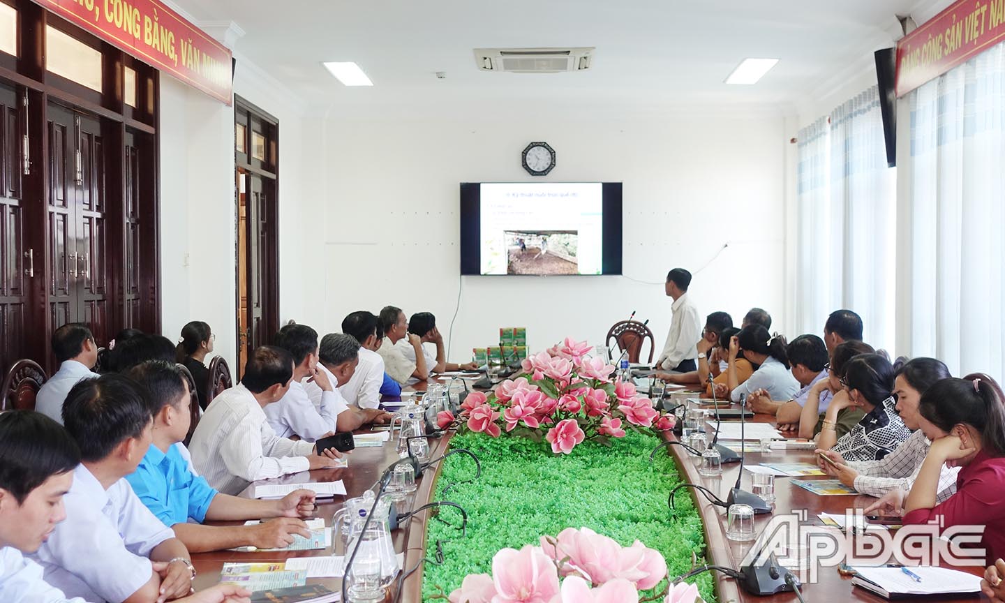 Trình chiếu tại huyện Cai Lậy.