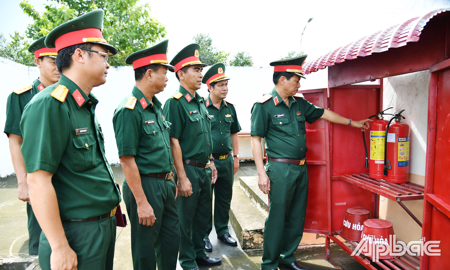 Thiếu tướng Nguyễn Minh Triều, Phó Tư lệnh Quân khu 9 kiểm tra hệ thống phòng, chống cháy nổ tại nhà kho quân khí của Ban CHQS huyện Tân Phú Đông.