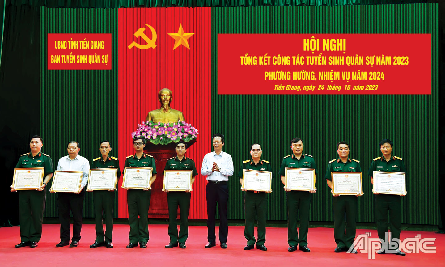 Tỉnh ủy viên, Phó Chủ tịch UBND tỉnh Nguyễn Thành Diệu, Trưởng Ban Tuyển sinh quân sự tỉnh tặng Bằng khen của UBND tỉnh cho các tập thể đã có thành tích trong thực hiện công tác tuyển sinh quân sự năm 2023.