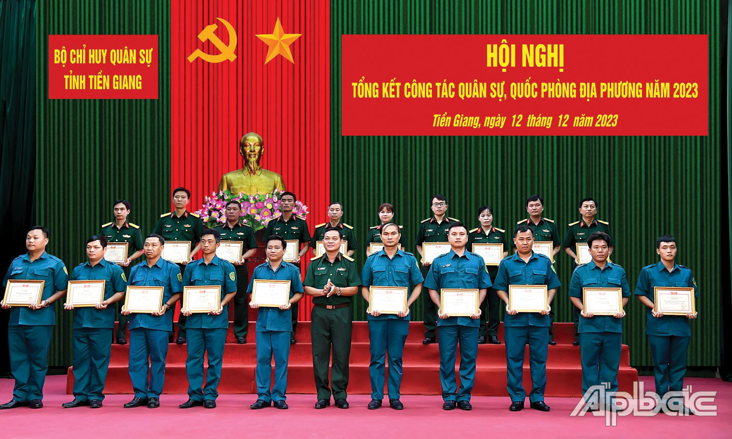 Đại tá Phạm Văn Thanh, Ủy viên Ban Thường vụ Tỉnh ủy, Chỉ huy trưởng Bộ CHQS tỉnh tặng Giấy khen cho các tập thể trong phong trào thi đua Quyết thắng năm 2023.