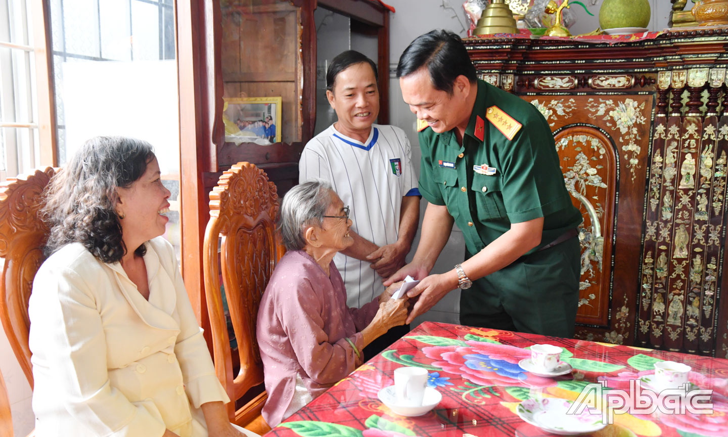 Đại tá Phạm Văn Thanh, Ủy viên Ban Thường vụ Tỉnh ủy, Chỉ huy trưởng Bộ CHQS tỉnh thăm hỏi, tặng quà cho Mẹ Việt Nam Anh hùng trong hoạt động “Tết Quân - Dân” năm 2023.