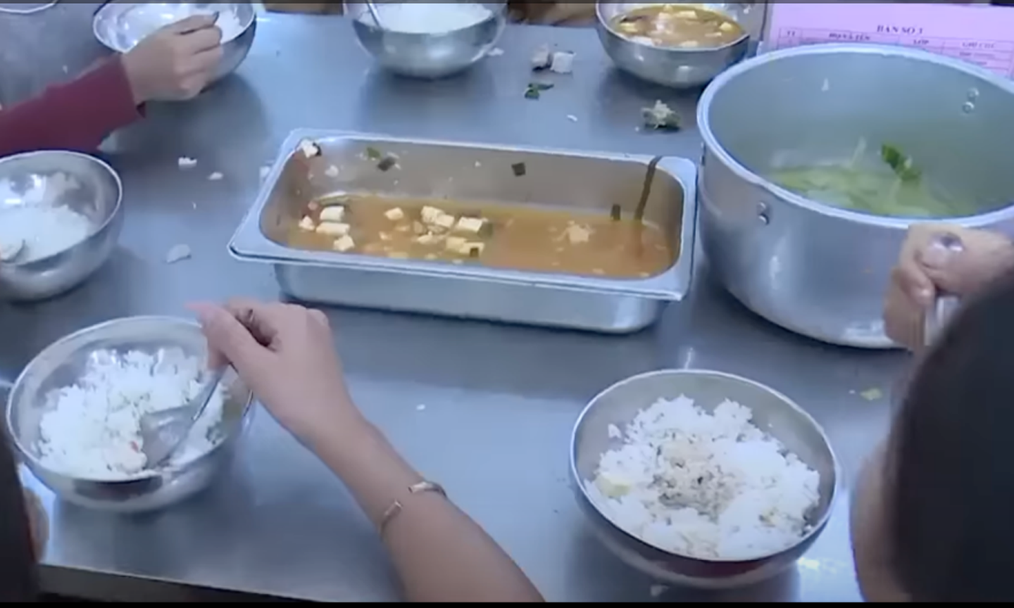Bữa ăn của học sinh Trường Tiểu học Hoàng Thu Phố 1 mà báo chí phản ánh vừa qua.