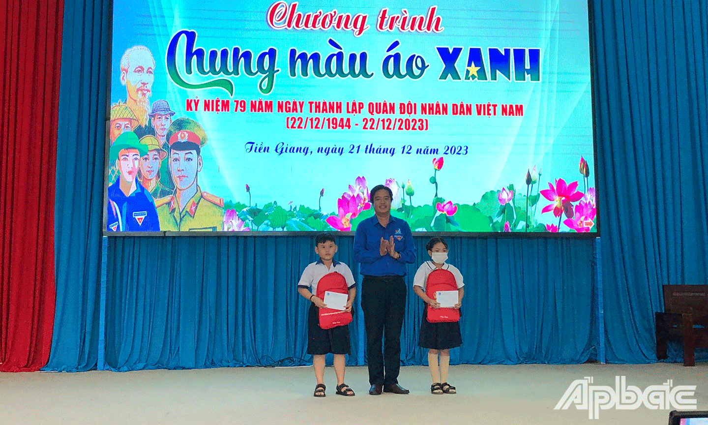 Ban tổ chức trao học bổng cho 2 em học sinh có hoàn cảnh khó khăn vượt khó học tốt 