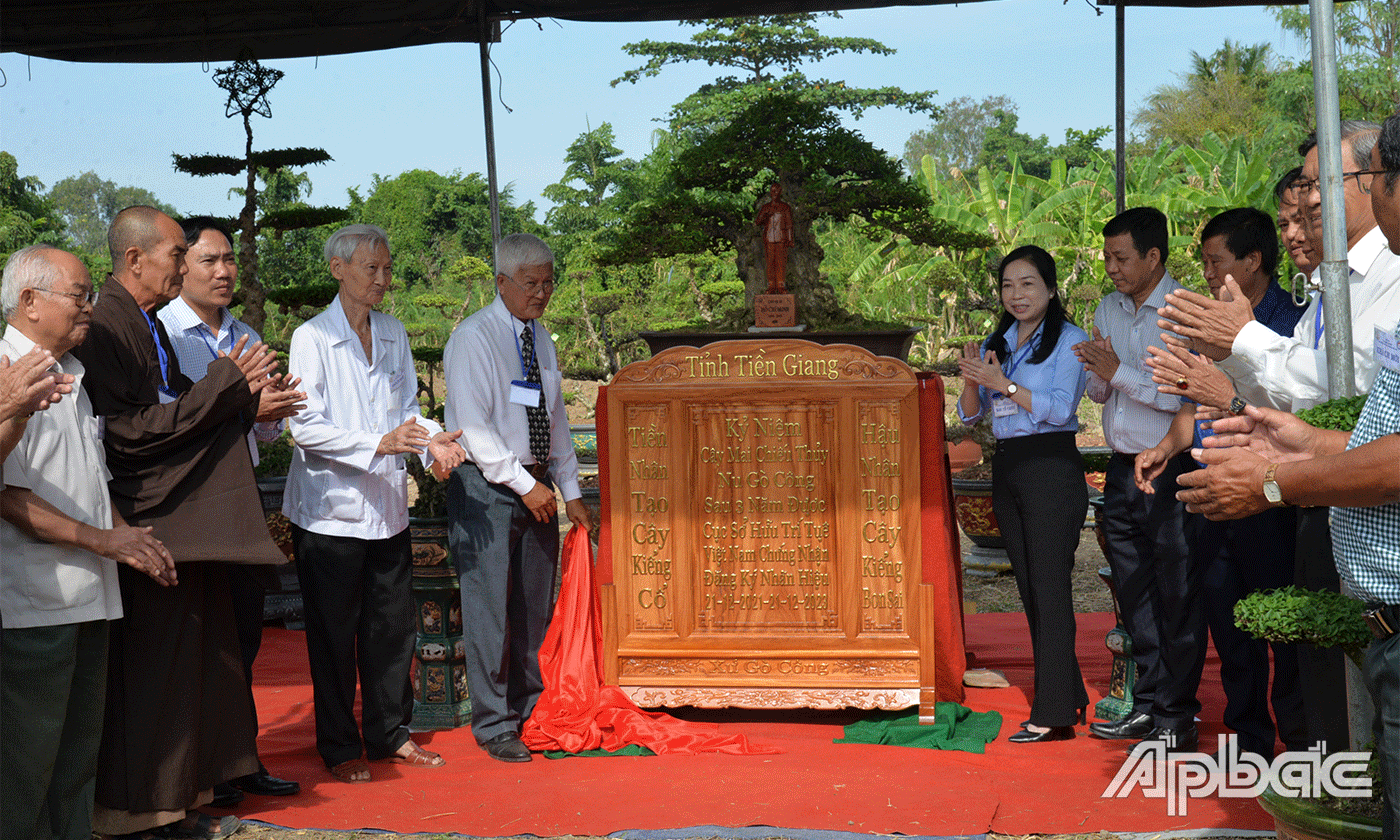 Đại biểu thực hiện nghi thức khai mạc.