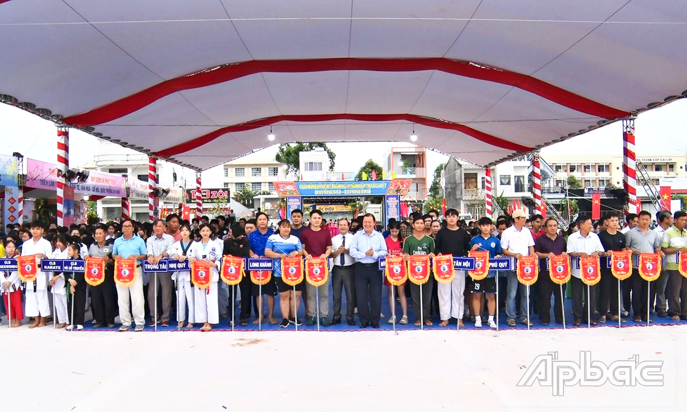  Lãnh đạo TX. Cai Lậy trao cờ lưu niệm cho các đội tham gia thi đấu.