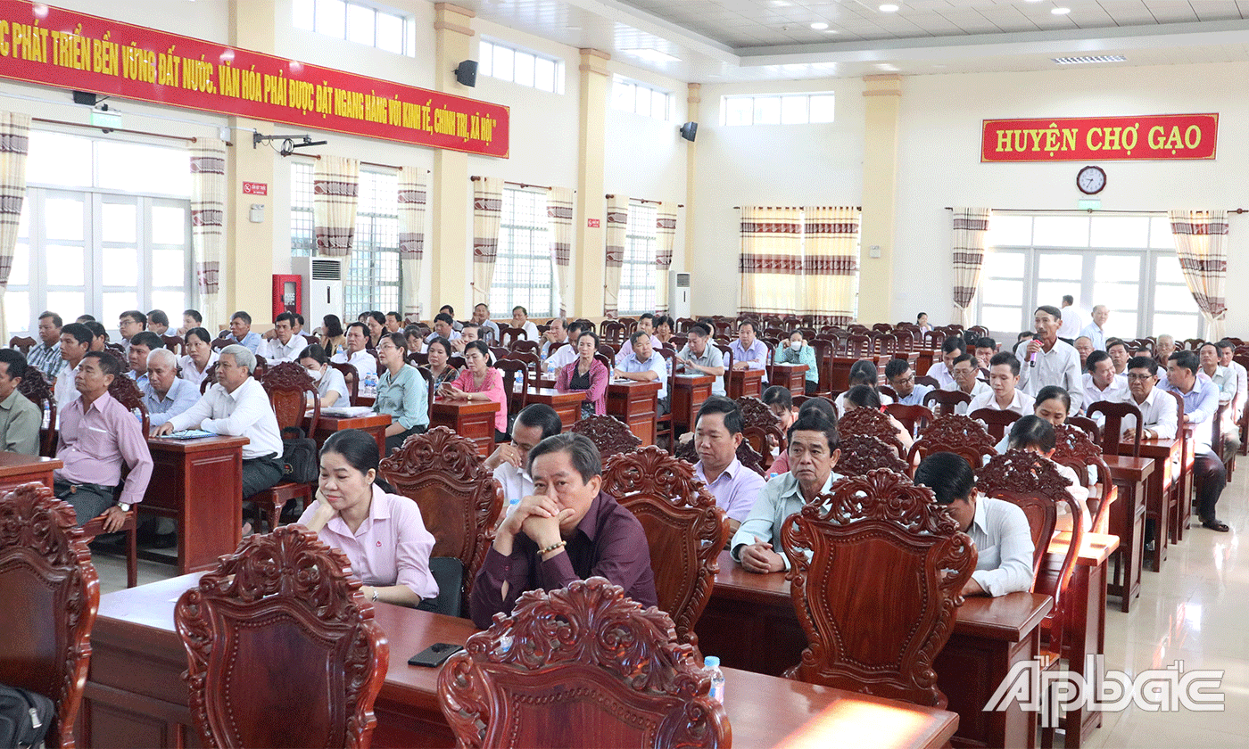 Nông dân có ý kiến đối với lãnh đạo huyện Chợ Gạo.