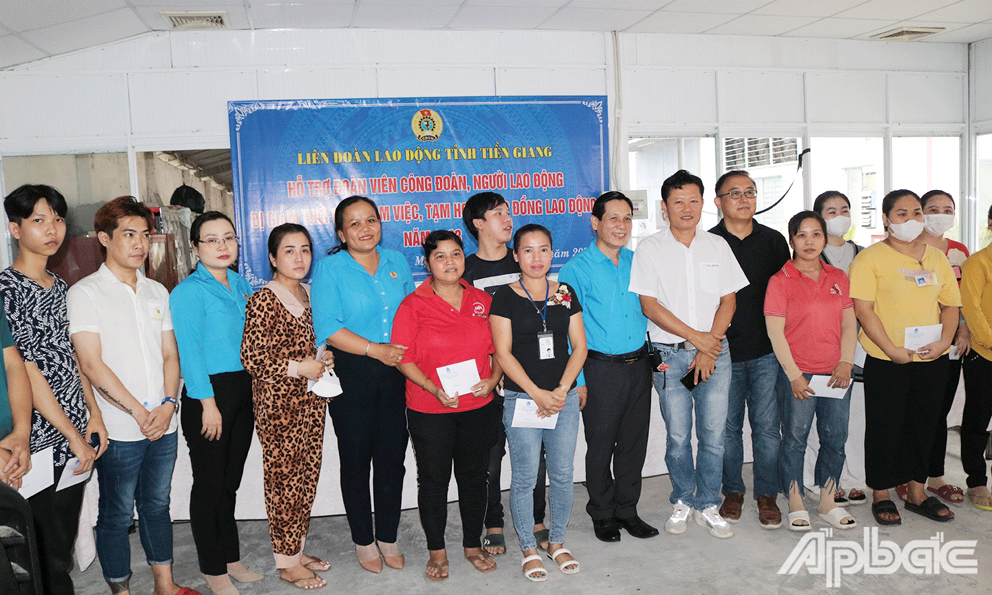 Chủ tịch LĐLĐ tỉnh Tiền Giang trao tiền hỗ trợ cho công nhân