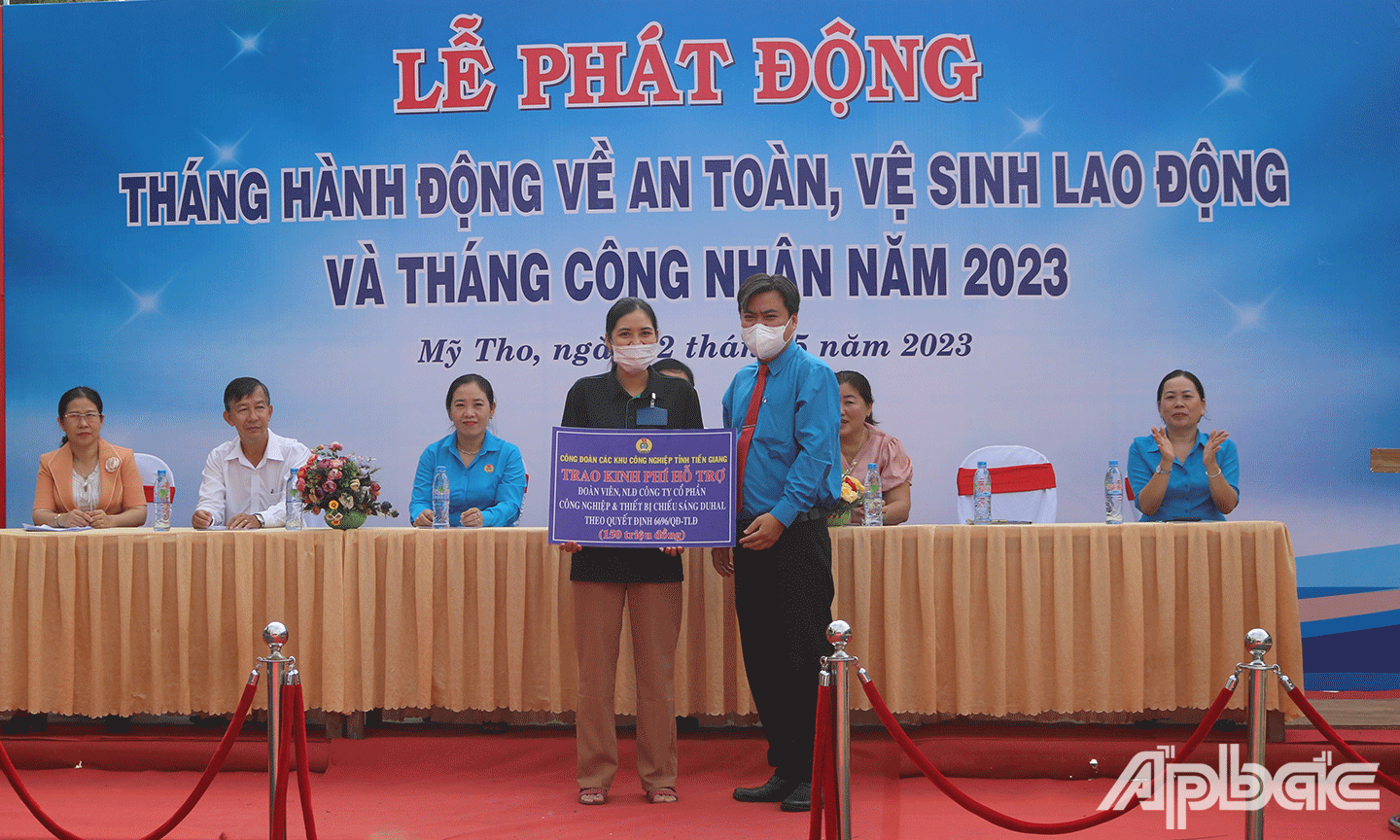 CĐ Các khu công nghiệp tỉnh Tiền Giang trao bảng tượng trưng kinh phí hỗ trợ cho ĐV, NLĐ 