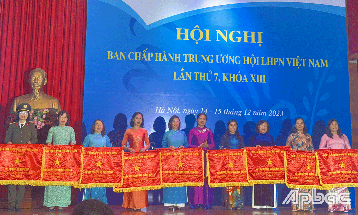 Hội LHPN tỉnh Tiền Giang nhận cờ thi đua xuất sắc do Trung ương Hội trao (thứ 2 từ phải qua).