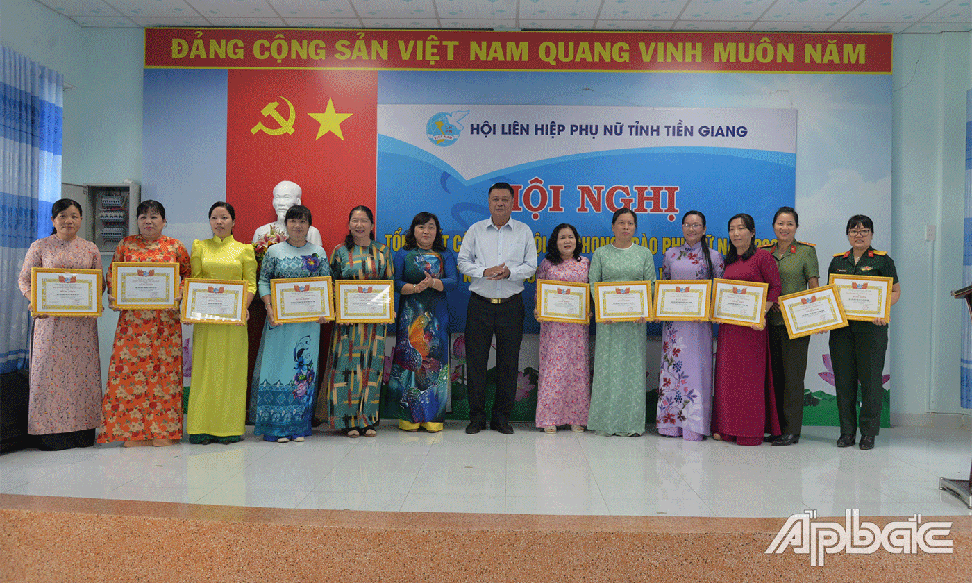 BTV Hội LHPN tỉnh cho tập thể hoàn thành xuất sắc nhiệm vụ công tác Hội và phong trào phụ nữ năm 2023.